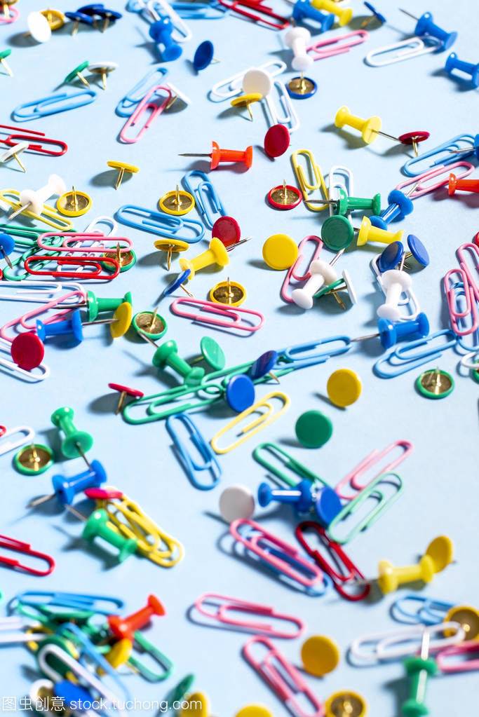 簡(jiǎn)約與巧思 以彩色按鈕與回形針為靈感的現(xiàn)代辦公用品網(wǎng)站設(shè)計(jì)